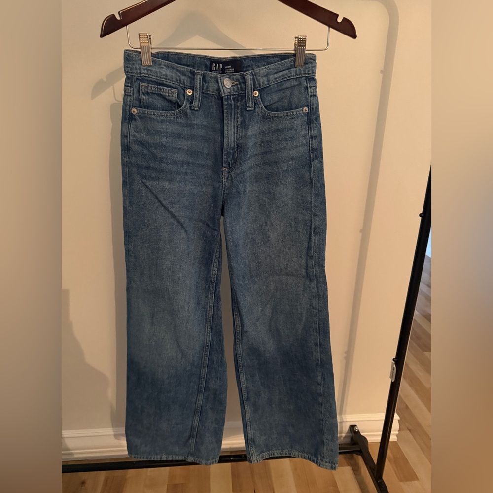 GAP Wide Leg Jeans in Faded Blue Wash